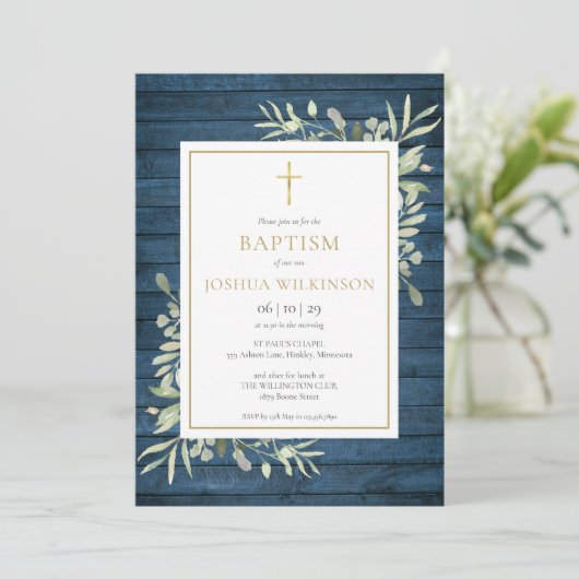 Blauw rustiek houten groene doop- of kerstuitnodig kaart (Staand voorkant)