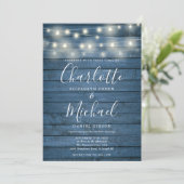 Blauw Rustieke Houten Slingerlichten Script Bruilo Kaart (Staand voorkant)