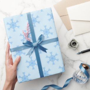 Blauw Snowflake Patroon op Bleek blauw Cadeaupapier