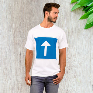 Blauw verkeersbord voor eenrichtingsverkeer met pi t-shirt