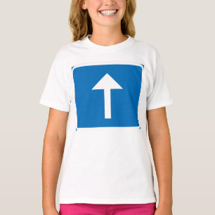Blauw verkeersbord voor eenrichtingsverkeer met pi t-shirt