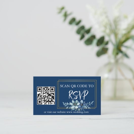 Blauw Wit Bloemen RSVP QR Code Bruiloft Website Informatiekaartje (Staand voorkant)