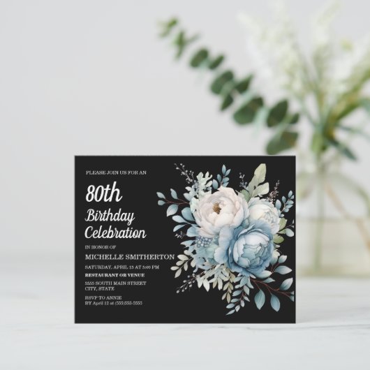 Blauw Wit Bloemen Zwart Vrouwen 80ste verjaardag Uitnodiging Briefkaart (Staand voorkant)