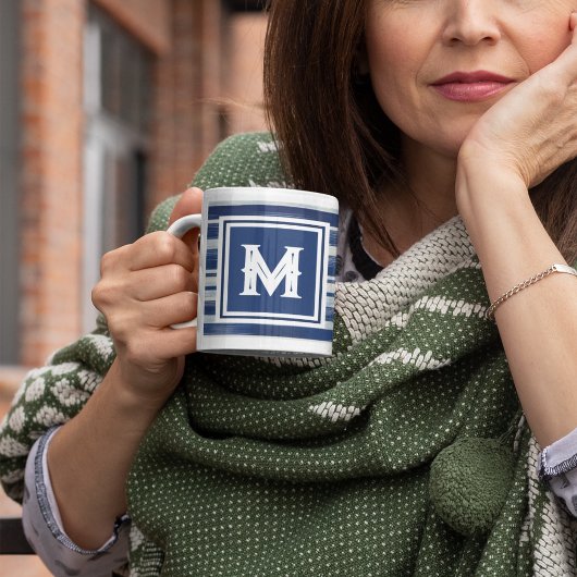 Blauw-wit gestreept monogram koffiemok