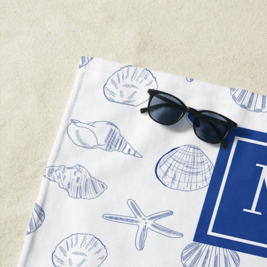 Blauw Wit Hand getrokken Sea Shells Beach Zomer Strandlaken (In situ)