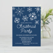 Blauw Wit Sneeuwvlokken Kerstfeest uitnodiging (Staand voorkant)