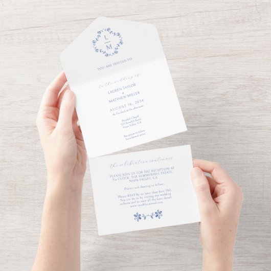 Blauw-witte bloemmonogram all in one uitnodiging (Afscheurbaar)