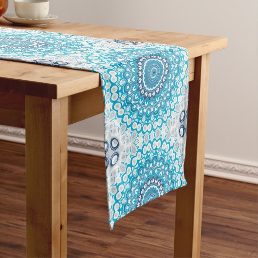 Blauw-witte Mandala Frosted Winter Geometric Medium Tafelloper (Voorbeeld)
