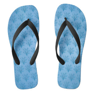 Blauw zee boomkoraalpatroon op blauwe achtergrond teenslippers