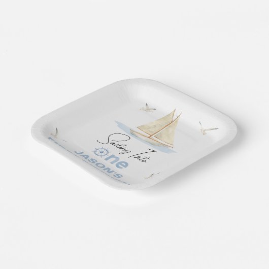 Blauw Zeilboot Zeilen In Een 1e Verjaardag Papieren Bordje (Gebogen)