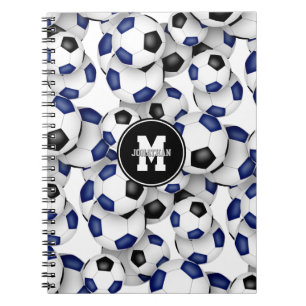 Blauw zwart voetballen patroon monogram notitieboek