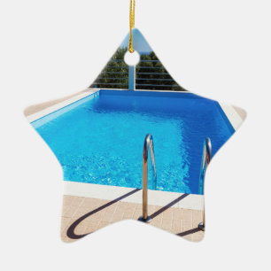 Blauw zwembad met treden op het zee keramisch ornament
