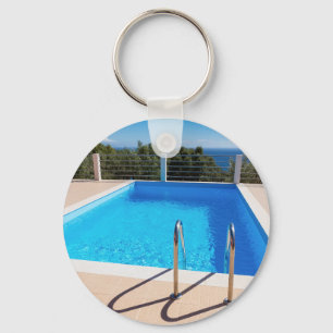 Blauw zwembad met treden op het zee sleutelhanger