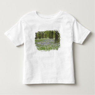 Blauwbellen en eikenbomen in de lente, kleine hagl kinder shirts