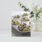 Blauwbes muffins in een baktin op een koeling briefkaart (Staand voorkant)