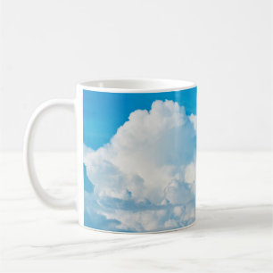 Blauwe achtergrond wolken wit koffiemok