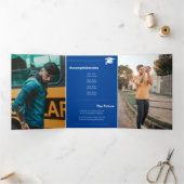 Blauwe, AFSTUDEREN letters en Pet Afstuderen Drieluik Aankondiging (Binnen)