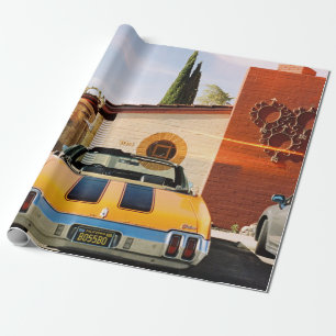 Blauwe auto geparkeerd naast bruin betongebouw in cadeaupapier