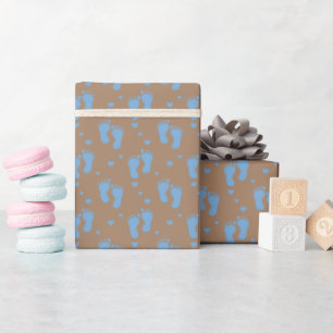 Blauwe babyvoetafdrukken op bruin cadeaupapier