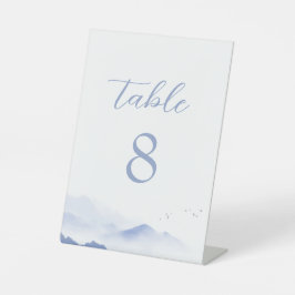 Blauwe bergen en vogels trouwtafel nummer reclamebord met voetstuk