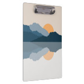 Blauwe bergen weerspiegeld in het meer klembord (Rechts)