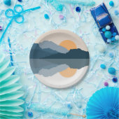 Blauwe bergen weerspiegeld in het meer papieren bordje (Feest)