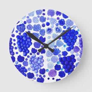 Blauwe bessen en blauwe druiven rond de muur ronde klok
