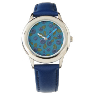 Blauwe bessen op blauw horloge