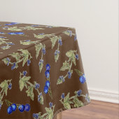 Blauwe bessen op wijnstengel bladeren bruine grond tafelkleed (Voorbeeld)