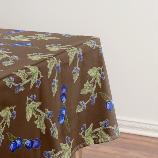 Blauwe bessen op wijnstengel bladeren bruine grond tafelkleed (Voorbeeld)