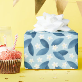 Blauwe bladeren en witte bloemen naadloos patroon cadeaupapier