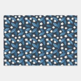 Blauwe bladeren en witte bloemen op donkere achter inpakpapier vel