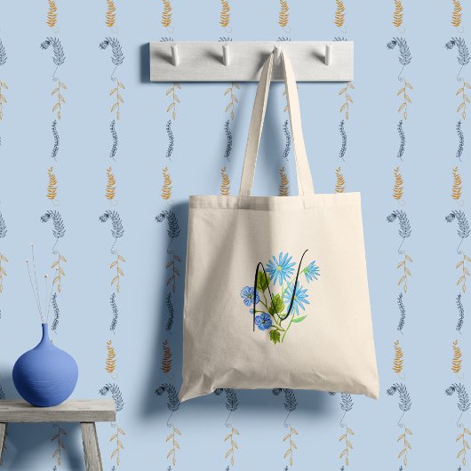 Blauwe bloem in waterverf met uw initiaal. tote bag
