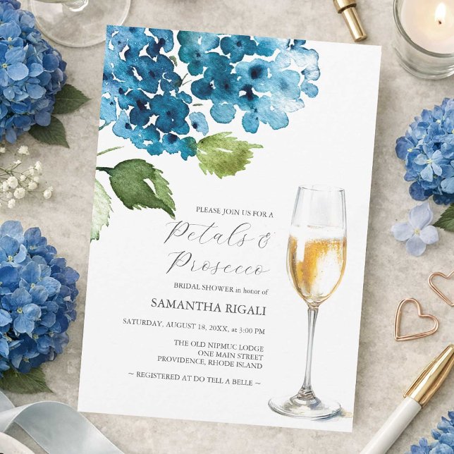 Blauwe Bloemblaadjes en Prosecco Bruidsfeest Uitno (blue petals and prosecco bridal shower invitations with watercolor hydrangeas)