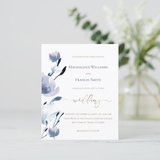 blauwe bloemen betaalbare trouwuitnodiging (Staand voorkant)