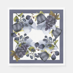 Blauwe bloemen en vruchten in lijst servet