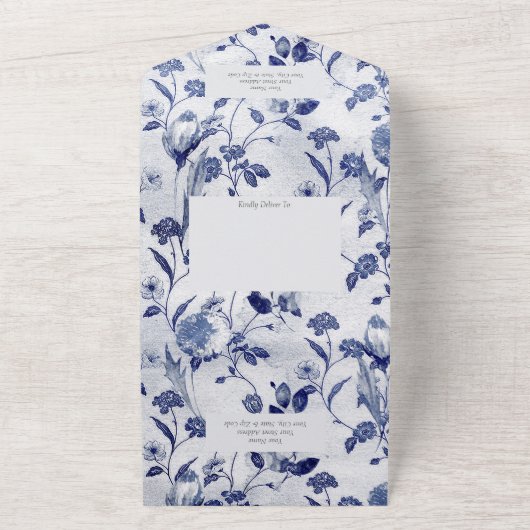 Blauwe bloemen en wijnstokken All In One Uitnodiging (Buitenkant)