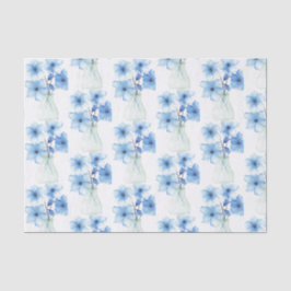 Blauwe bloemen in glazen vaas tissuepapier