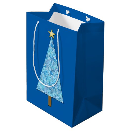 Blauwe bloemen op een moderne kerstboom medium cadeauzakje (Achterkant Gekanteld)