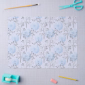 Blauwe bloemen op lichtblauwe ontkoppeling tissuepapier (Craft)