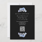 Blauwe Bloemen QR Code Zwart-Witte Trouwdag Kaart (Achterkant)