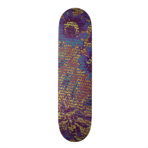 Blauwe bloemen tegen een blad camouflagepatroon skateboard