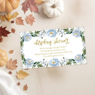 Blauwe bloemendisplay baby shower bijlage kaart