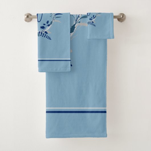 Blauwe Bloemenkrans Custom Monogram Stripes Bad Handdoek (Insitu)
