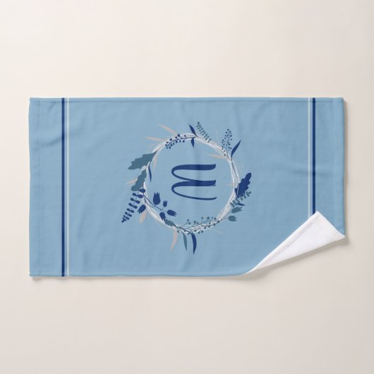 Blauwe Bloemenkrans Custom Monogram Stripes Bad Handdoek (Handdoek)