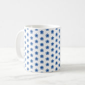Blauwe Bloemenpatroon Op Een Witte Koffiemok (Voorkant links)