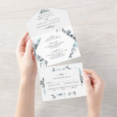 Blauwe bloemige bruiloft met geperforeerde RSVP All In One Uitnodiging (Afscheurbaar)
