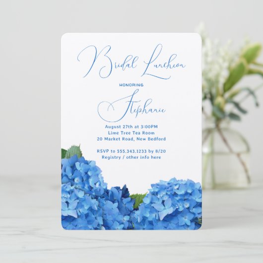 Blauwe Bloemige Bruiloftshydrangea Uitnodigingen (Staand voorkant)