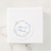 Blauwe bloemkrans rond bedankjes labels (In situ)