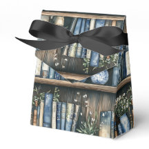 Blauwe boeken en bloemen op boekenplank
